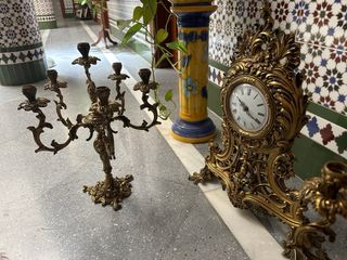 Reloj antiguo y candelabros