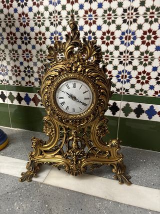 Reloj antiguo y candelabros