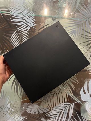 Xbox One X nera quasi nuova con cuffie da gioco e Fortnite