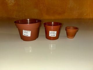 3 VASI TUTTI DIVERSI:1 in TERRACOTTA,2 in PLASTICA
