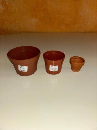 3 VASI TUTTI DIVERSI:1 in TERRACOTTA,2 in PLASTICA