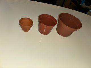 3 VASI TUTTI DIVERSI:1 in TERRACOTTA,2 in PLASTICA