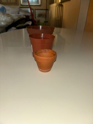 3 VASI TUTTI DIVERSI:1 in TERRACOTTA,2 in PLASTICA