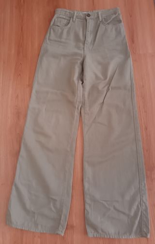 Pantalones campana caqui Pull & Bear