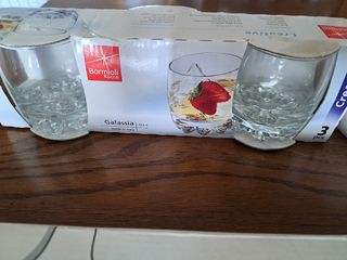 LOTE DE CUBERTERIA, TAZAS, VASOS Y BANDEJITAS.