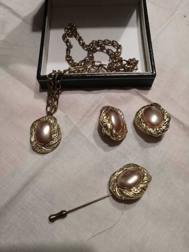 Juego collar, pendiente y broche perla