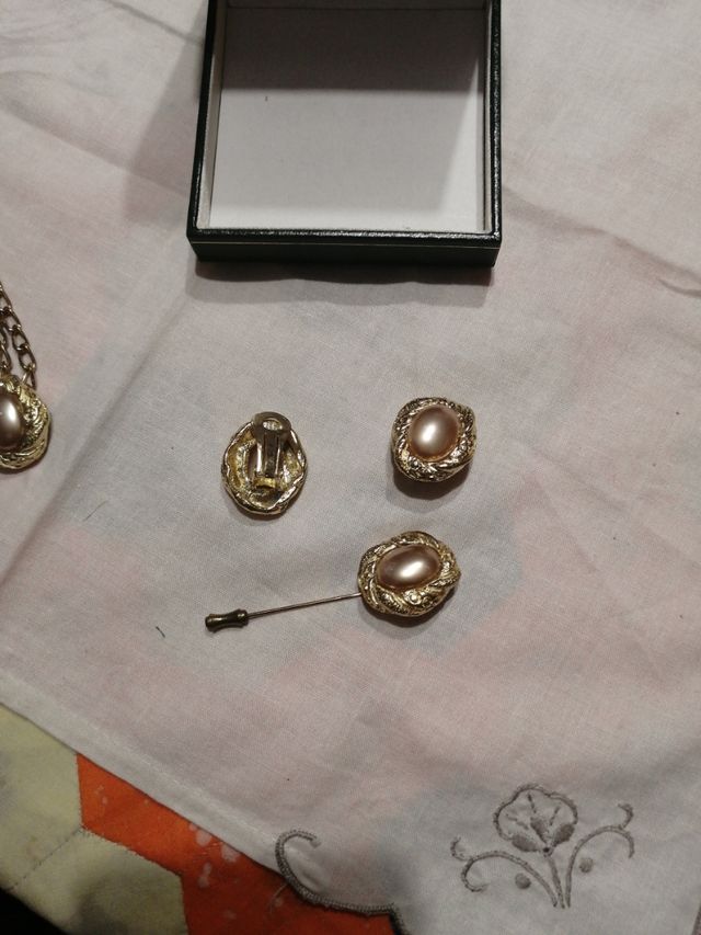 Juego collar, pendiente y broche perla