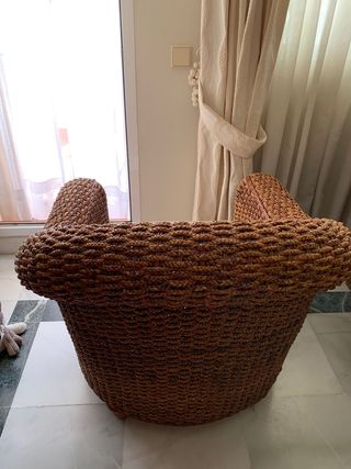 2 Sillones de corteza de coco trenzado.
