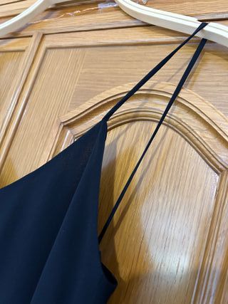 Vestido negro de gasa, tirantes y espalda abierta