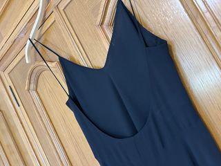 Vestido negro de gasa, tirantes y espalda abierta