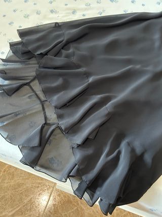 Vestido negro de gasa, tirantes y espalda abierta