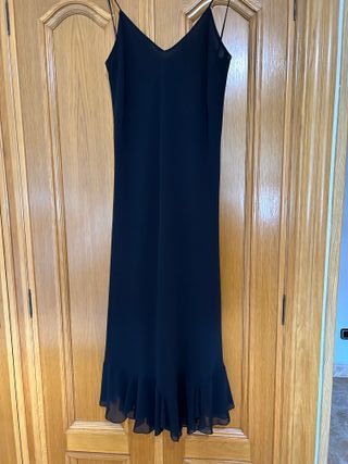 Vestido negro de gasa, tirantes y espalda abierta