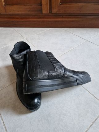 Scarponcini in pelle nera