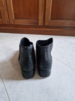 Scarponcini in pelle nera