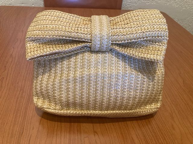 Bolso de mano con lazo