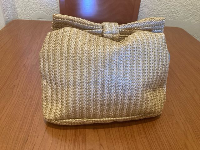 Bolso de mano con lazo