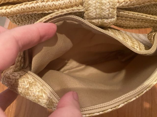 Bolso de mano con lazo