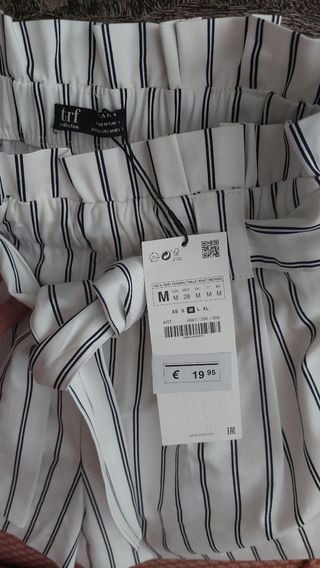 Bermuda blanca a rayas. De Zara