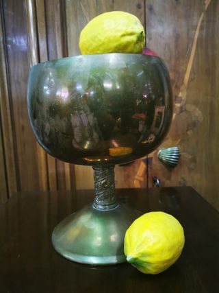 Gran copa de latón antigua.
