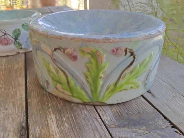 Dos escupideras modernistas de cerámica