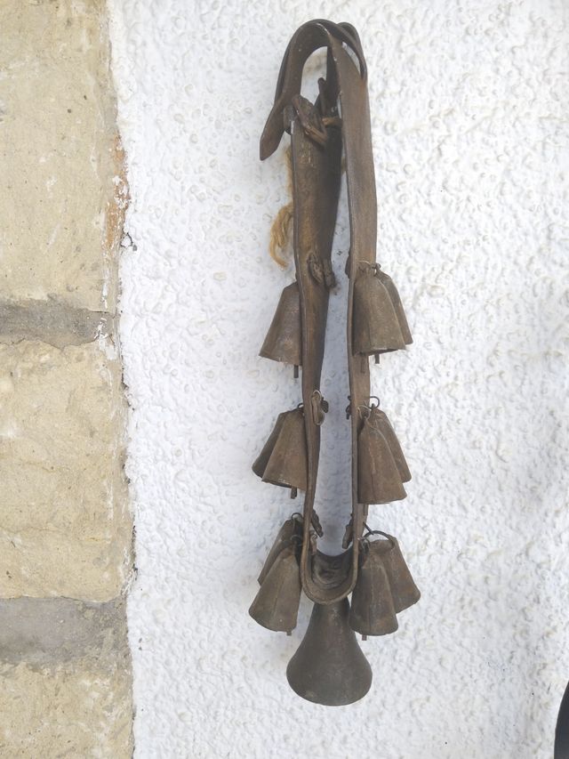 Antiguo collarín de cencerros de caballo