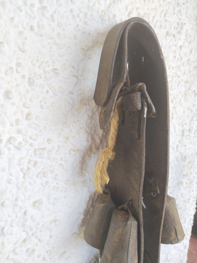 Antiguo collarín de cencerros de caballo