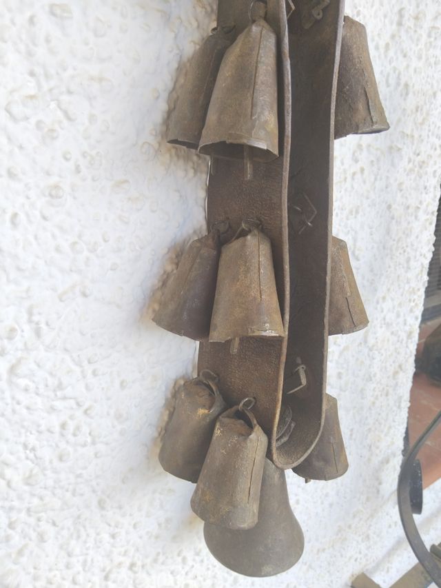 Antiguo collarín de cencerros de caballo