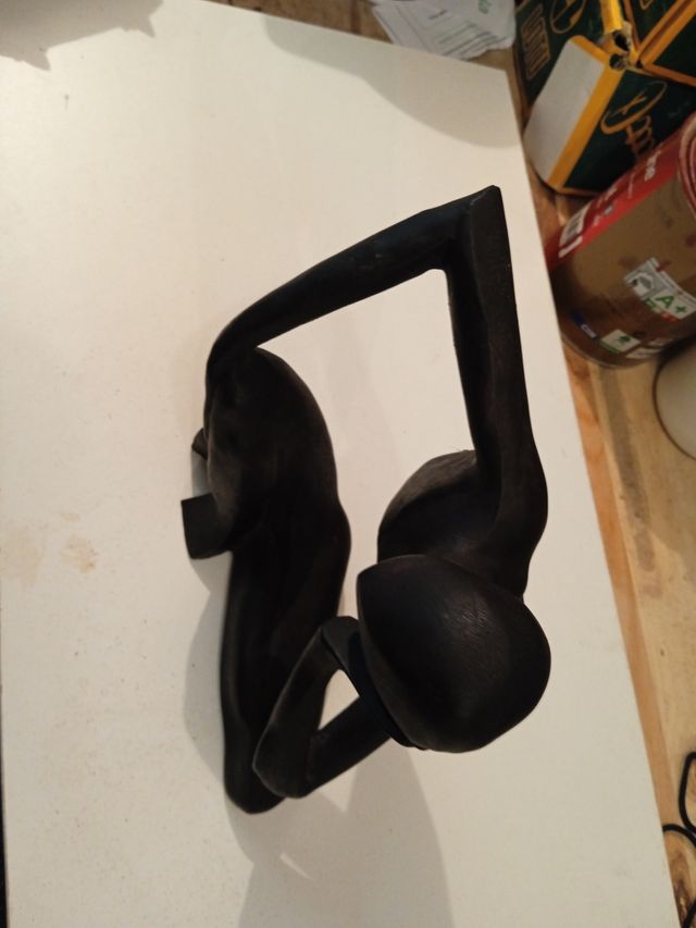 Escultura de figura sentada