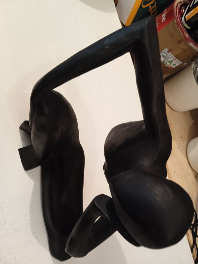 Escultura de figura sentada