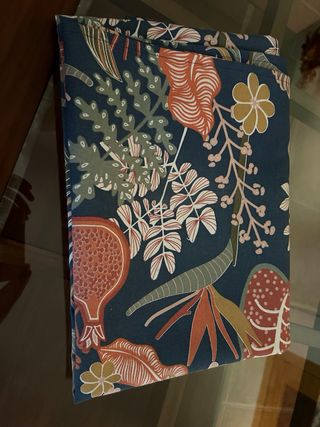 Cortinas, barra de madera, cojines y mantel.