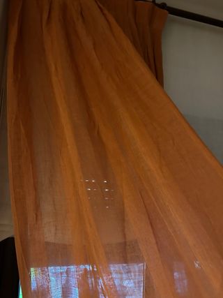 Cortinas, barra de madera, cojines y mantel.