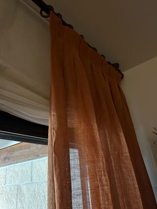 Cortinas, barra de madera, cojines y mantel.