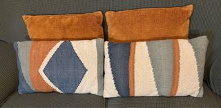 Cortinas, barra de madera, cojines y mantel.