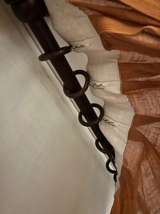 Cortinas, barra de madera, cojines y mantel.