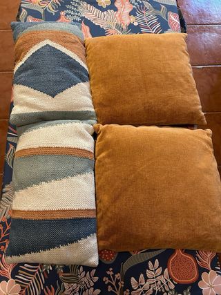 Cortinas, barra de madera, cojines y mantel.