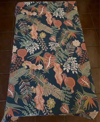 Cortinas, barra de madera, cojines y mantel.