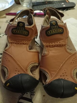 Sandalias de cuero con puntera