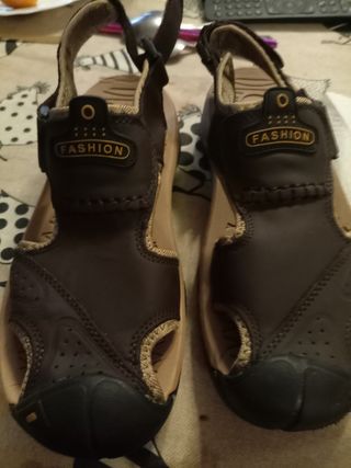 Sandalias de cuero con puntera de goma