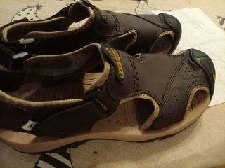 Sandalias de cuero con puntera de goma