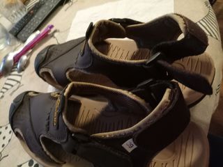 Sandalias de cuero con puntera de goma