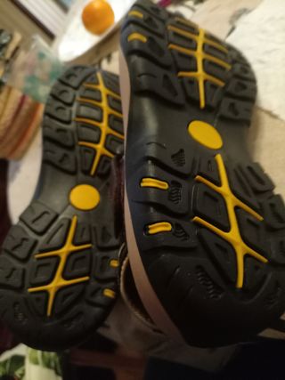 Sandalias de cuero con puntera de goma