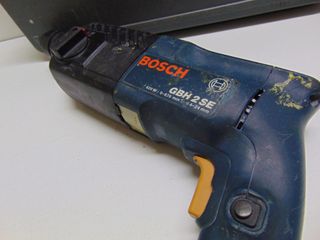 TALADRO PERCUTOR CON MALETA (164358)