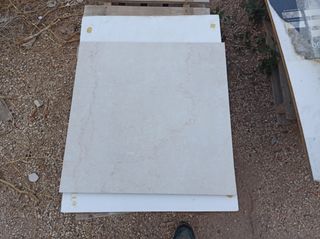 Pavimento gres color crema.