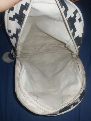 Mochila tela blanca y negra