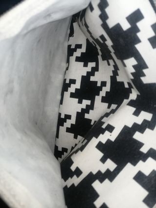 Mochila tela blanca y negra