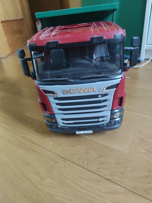 Camión Scania con volquete 