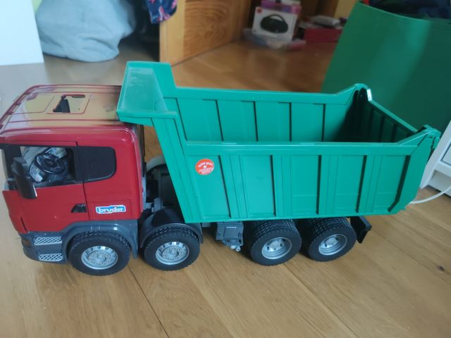 Camión Scania con volquete 