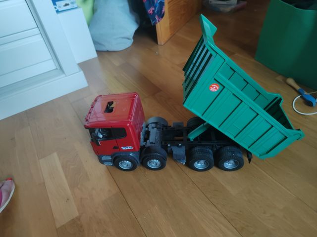 Camión Scania con volquete 