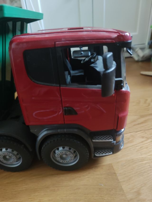 Camión Scania con volquete 