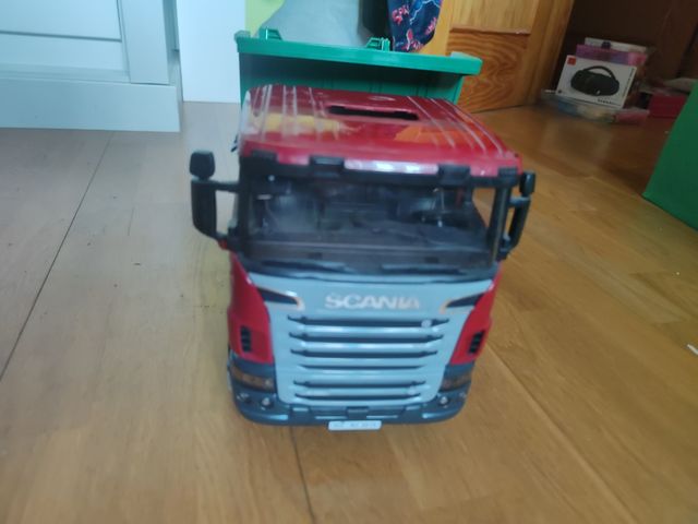 Camión Scania con volquete 